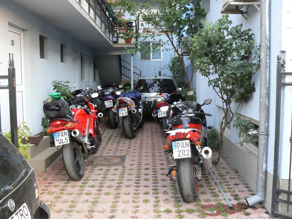 Hostel Tropical โดรเบตา-ตูร์นู เซเวริน ภายนอก รูปภาพ