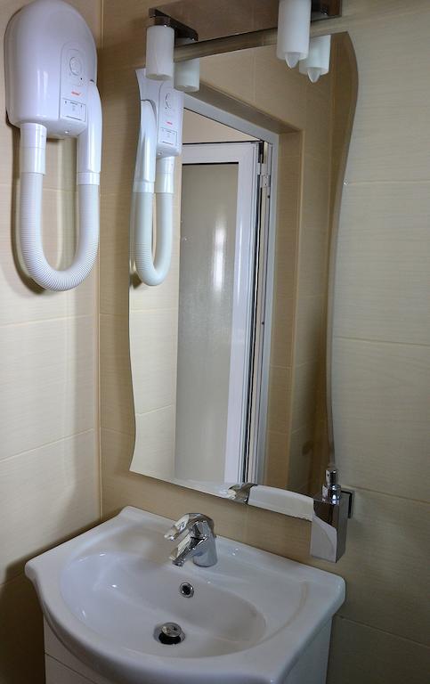 Hostel Tropical โดรเบตา-ตูร์นู เซเวริน ภายนอก รูปภาพ
